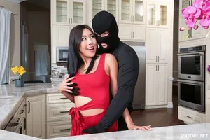 Nữ cảnh sát tra tấn phạm nhân bằng... lồn