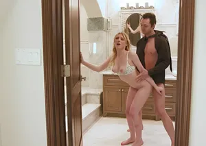 Vợ xinh đẹp cho cấp trên cũ quan hệ để giúp chồng