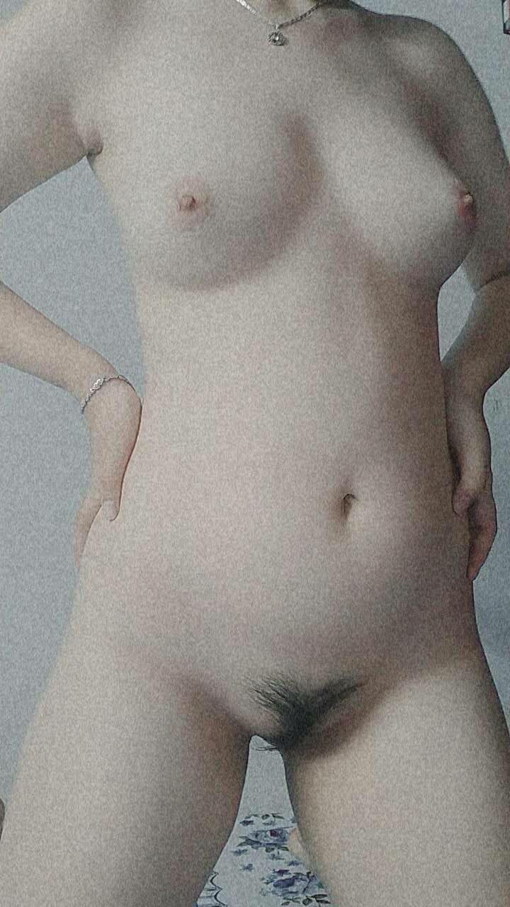 Người phụ nữ trẻ đẩy bbbb đẩy