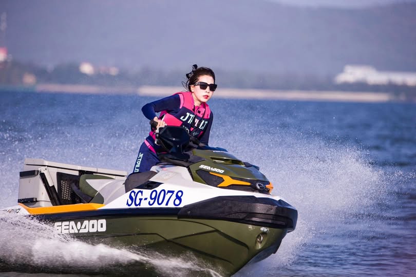 Băng đảng 91C thoát khỏi lưới, chủ nhân trở lại, tài xế cũ là tuyệt nhất ❤️ quan hệ với một lưới nóng bỏng mặt đỏ tảng băng trôi mỹ nhân, lỗ nóng phun trào, tất đen dễ thương và giày cao gót thật đẹp...