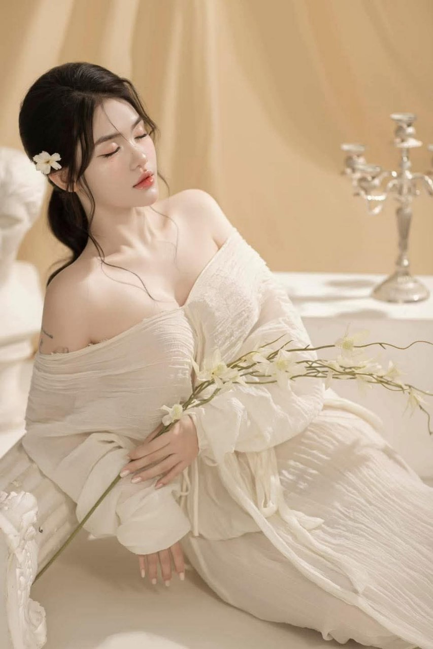 [Ông. [Gầy Khỉ] Hẹn gặp một cô gái trẻ tốt bụng và cô ấy đã cảm động trong giờ nghỉ giải lao. Cô ấy muốn nó. Một cái "cặc" lớn cưỡi trên mặt cô và đưa vào miệng cô. Cô ấy xuất tinh trên ghế sofa...